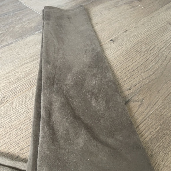 Aritzia Daria suede leggings. XS - Picture 3 of 10